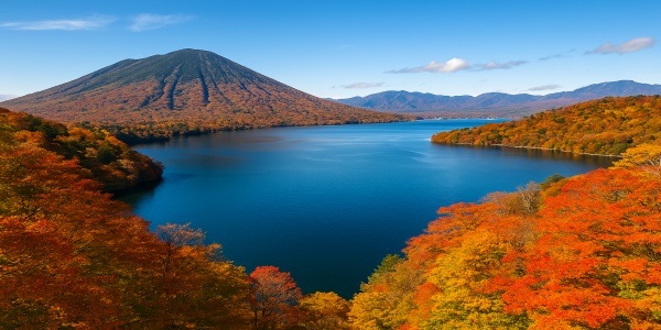 紅葉に包まれた中禅寺湖と男体山、澄んだ湖面に映る秋空