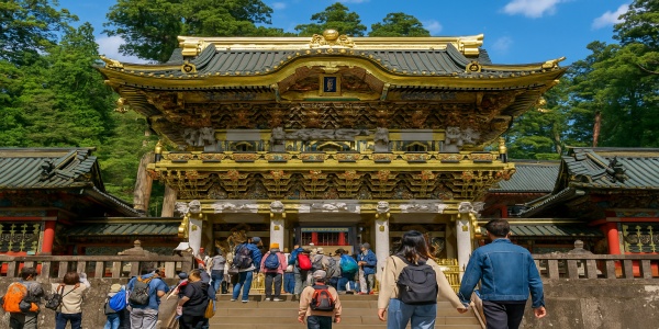日光東照宮の陽明門と参道の全景、朝日を浴びる荘厳な姿