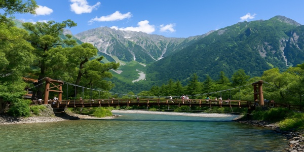 上高地・河童橋から望む穂高連峰と梓川の清流